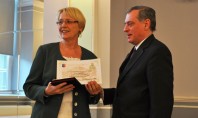 Dr. Paul-Jürgen Porr überreichte Dr. Susanne Kastner die Honterus-Medaille.